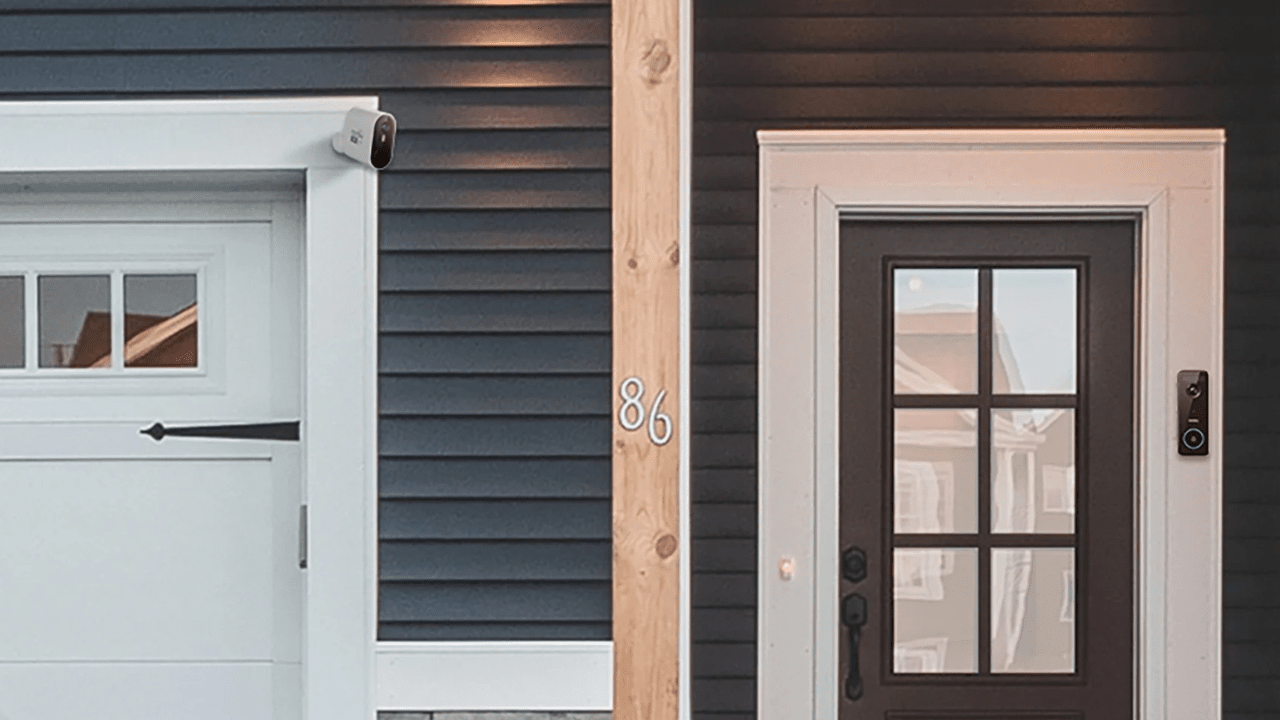 How Does the Security Light Camera Ensure Coverage of Each Corner?